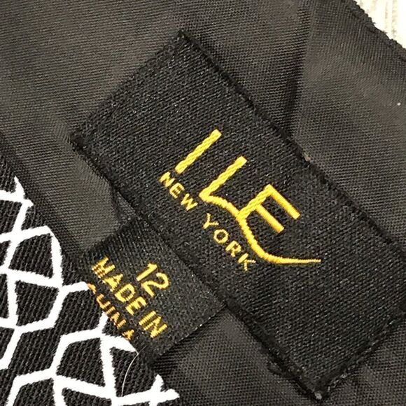 Cute fitted sleeveless dress - Picture 9 of 11